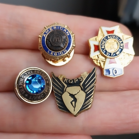 Vintage lapel pins, VFW ladies auxiliary 10, US American legion, KOPS and SJHMC - Picture 4 of 4